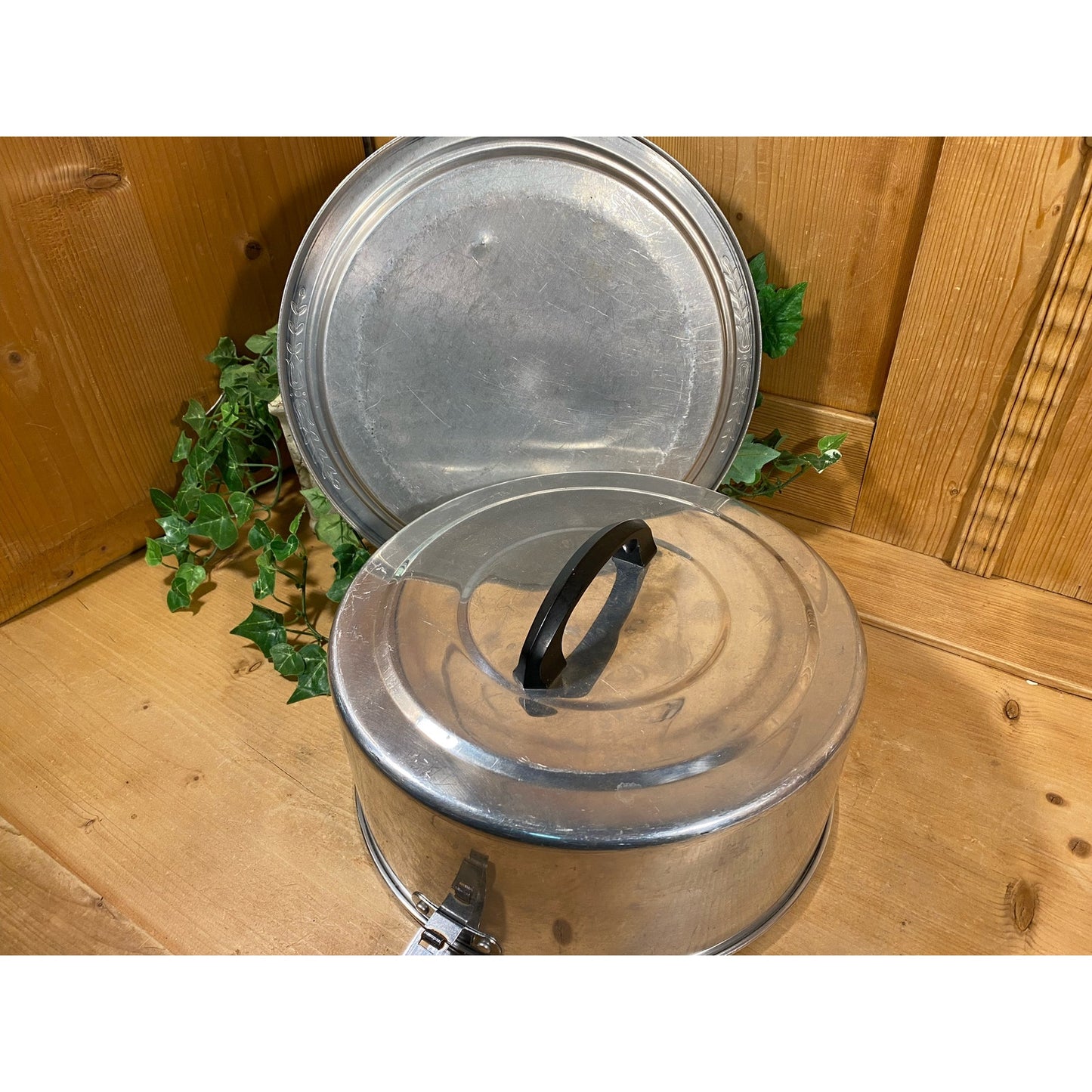 Vintage Aluminum Cake Keeper | Metal Cake Plate with Cover | Round Aluminum Cake Carrier | Midcentury Modern Kitchen Decor | Cottagecore