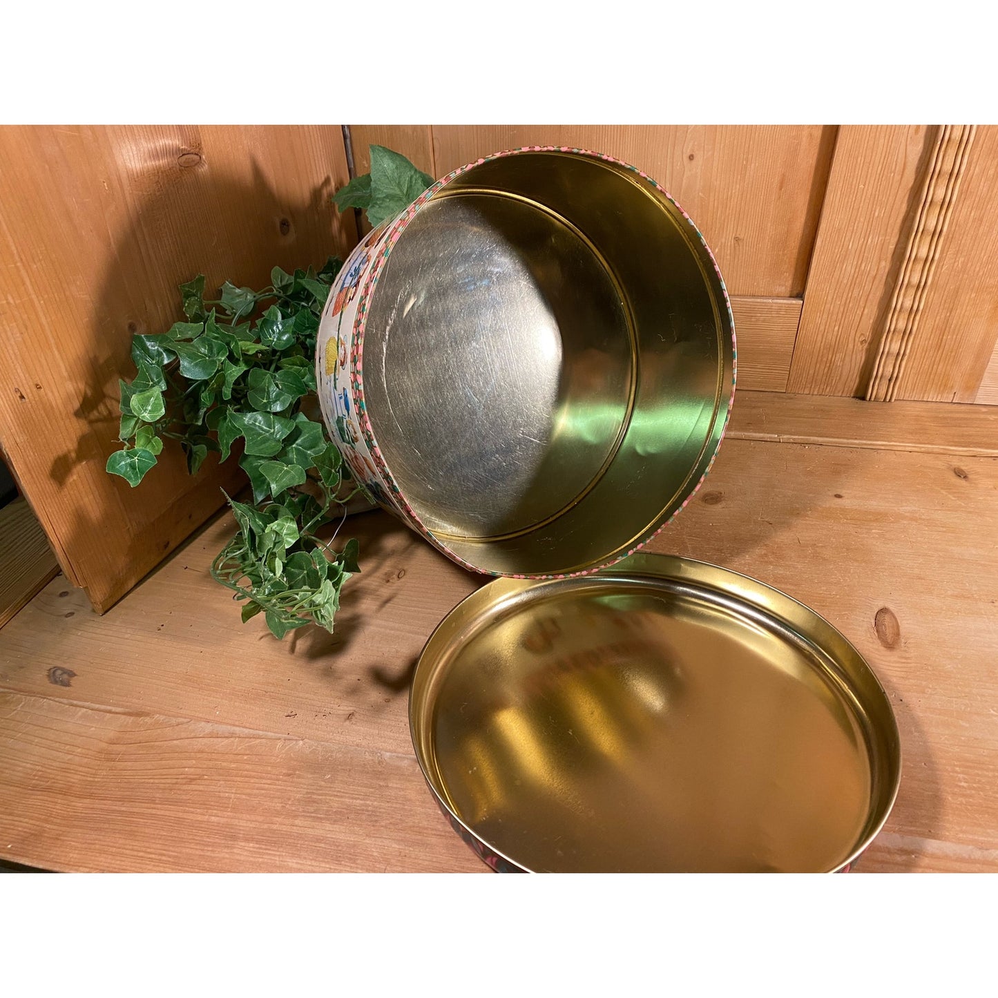 Vintage Tin: Panettone Farcito con Crema Al Cioccolato | 1993 | Round Christmas Tin | Vintage Advertising | Farmhouse | Girls with Garland